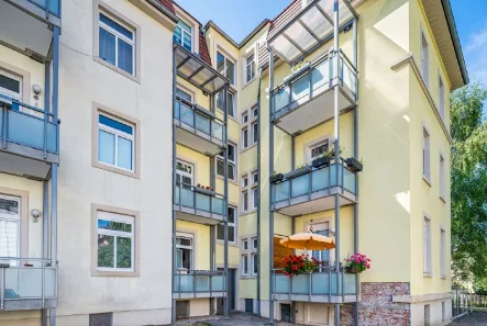Rückansicht mit Balkonen - Wohnung kaufen in Dresden - Idealer Wohnungstyp in Dresden - Löbau-Süd. 2 Zimmer mit Balkon, Wannenbad, Gäste-WC.