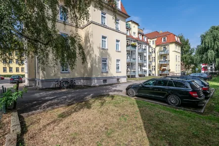 Grundstück mit Stellplätzen - Wohnung kaufen in Dresden - Provisionsfrei und krisensicher. Dachgeschoss-ETW in gefragter Lage von Löbtau-Süd.