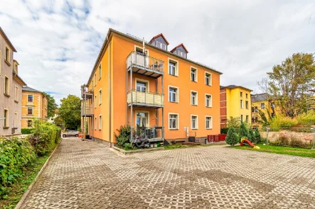 Rückansicht - Wohnung mieten in Dresden - Sanierter Altbau in Naußlitz. Mit Balkon, Fußbodenheizung, Tageslichtbad mit Wanne und Wohnküche.