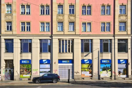 Außenansicht Schaufensterfläche - Laden/Einzelhandel mieten in Dresden - Ladengeschäft in Toplage der Neustadt an stark frequentierter Hauptverkehrstraße.