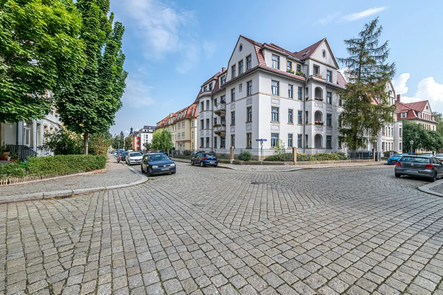 Umgebung mit Blick in die Straße - Wohnung kaufen in Dresden - Provisionsfrei. Langjährig vermietet. Dachgeschoss-ETW in gefragter Lage von Löbtau-Süd.