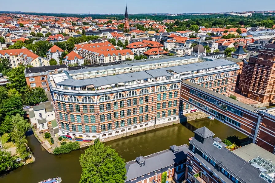 Ansicht Gebäudeensemble - Wohnung kaufen in Leipzig - Loft-Charme an der Weißen Elster - tolle Maisonette mit Galerie, Loggia, EBK und 2 Bäder.