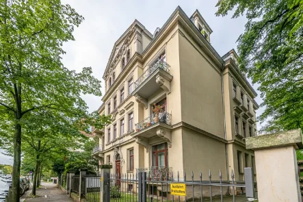 Seitenansicht - Wohnung kaufen in Dresden - Frei zum 01.03.2023. Charmante ETW in gepflegtem Altbau mit Stuck + 2 Balkonen. DD-Johannstadt.