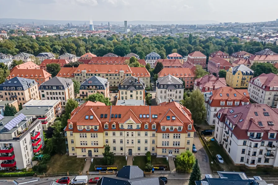 Luftbild - Vorderansicht - Wohnung kaufen in Dresden - Langjährig vermietete 2-R-ETW in Löbtau-Süd. Idealer Wohnungstyp mit Balkon, Wannenbad, G-WC.