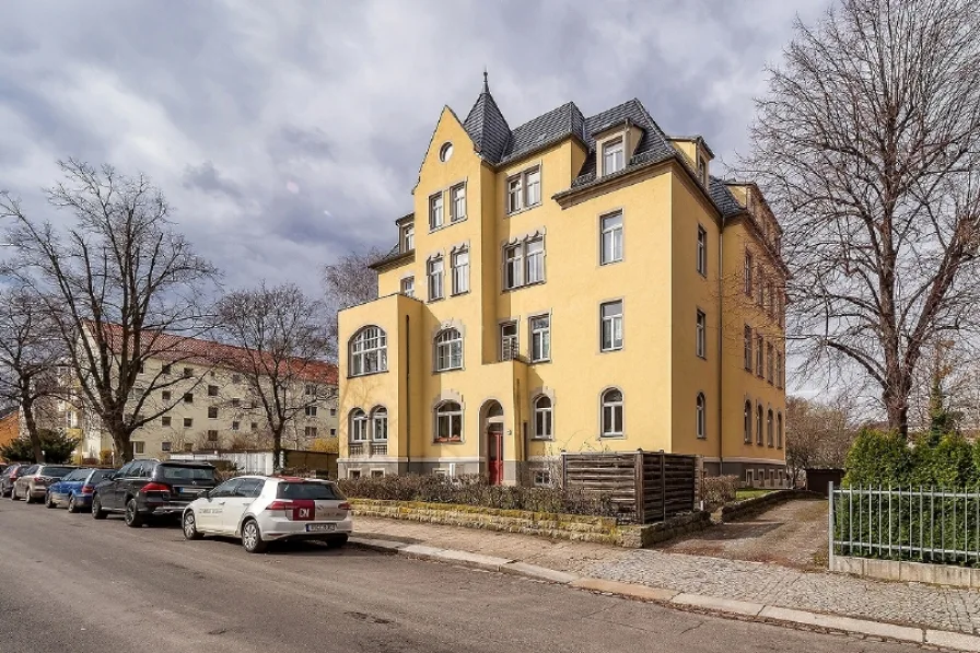 Vorderansicht - Wohnung mieten in Dresden - Mansardenwohnung in beliebter Lage, mit Parkett und hochwertiger EBK.