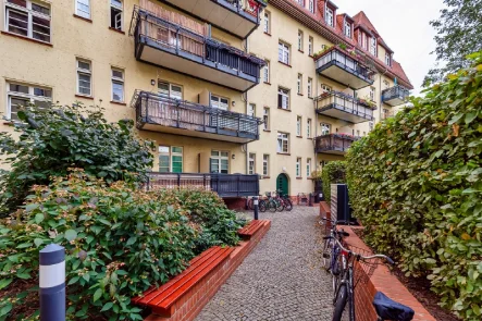 Zugang zum Hauseingang - Wohnung kaufen in Dresden - Provisionsfreies ETW-Paket zum Faktor 22,15fach in gepflegter Wohnlage im beliebten Hechtviertel.