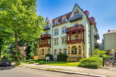 Vorderansicht - Wohnung kaufen in Dresden - Bezugsfrei, frisch renoviert, 4 Zimmer, 4 Balkone. Premium-Wohnlage in der Dresdner Südvorstadt.