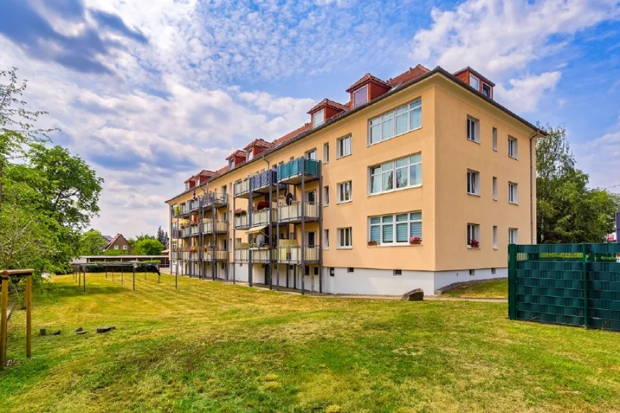 Rückansicht mit Balkonen - Wohnung kaufen in Dresden - Ihre Alternative zum Geld sparen. Vermietungssicher, nachhaltig, wertstabil.