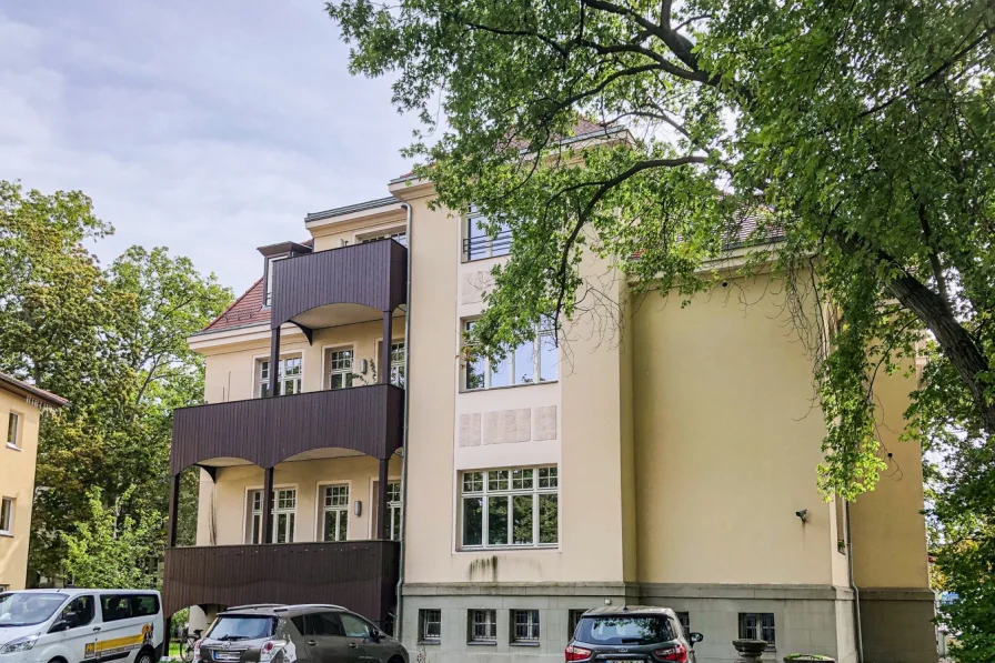 Rückansicht mit Balkon - Wohnung kaufen in Leipzig - Exzellent in Ausstattung und Lage. Penthouse in Stötteritz vis á vis dem Völkerschlachtdenkmal.