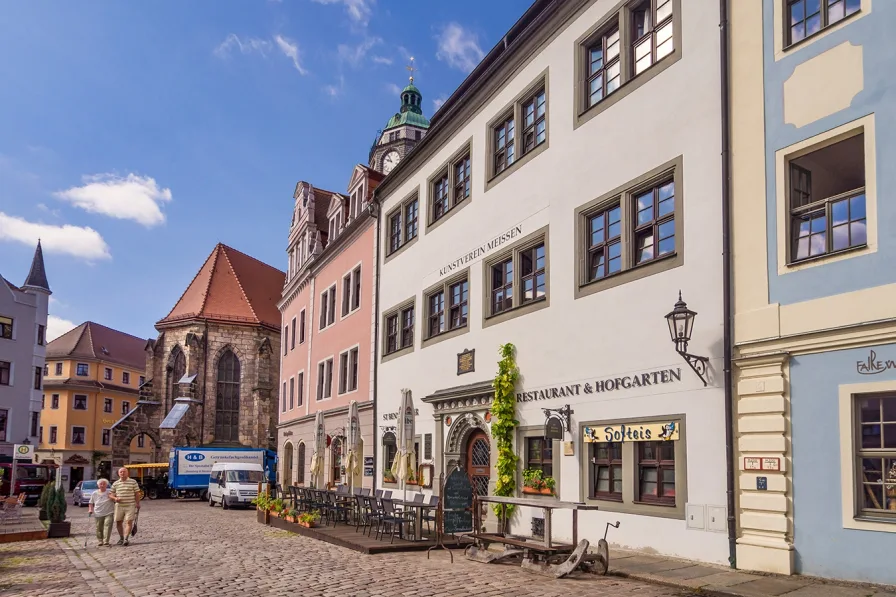 Blick zum Gebäude - Zinshaus/Renditeobjekt kaufen in Meißen - Repräsentativ mit Wertsteigerungspotential - und ohne Übertreibung in bester Lage am Meißner Markt.