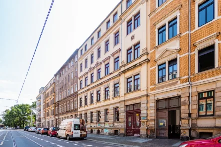 Straßenansicht - Wohnung kaufen in Dresden - Provisionsfrei! 1-Raum-ETW mit Wannenbad und hohen Altbau-Räumen, ideale Neustadt-Lage.