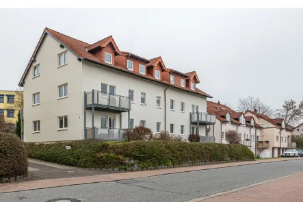 Vorderansicht 1 - Wohnung kaufen in Stolpen - Einsteigerinvestment mit Entwicklungspotential in Stolpen. DG-ETW mit Fußbodenhzg. und Stellplatz.