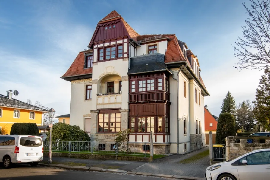 Frontansicht - Wohnung kaufen in Dresden - Tolles Dachgeschoss-Appartement mit großer Terrasse und Stellplatz in gepflegter Villa.