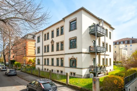 Frontansicht - Wohnung kaufen in Dresden - Traumhafte 2-Raum-ETW im Dachgeschoss mit großer Terrasse, EBK und Stellplatz im Hof.