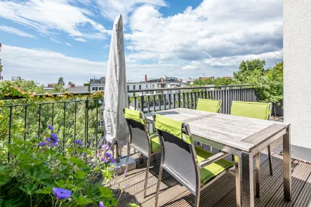 Teilansicht Balkon untere Ebene - Wohnung kaufen in Berlin - Rooftop-Wohntraum an einem Ort, der Geschichte, Luxus und urbanes Lebensgefühl vereint!