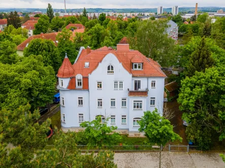 Luftbild Frontansicht - Wohnung kaufen in Dresden - Beletage-ETW mit Balkon in beliebter Wohnlage - Ihr nachhaltiges Investment mit steigerbarer Rendite
