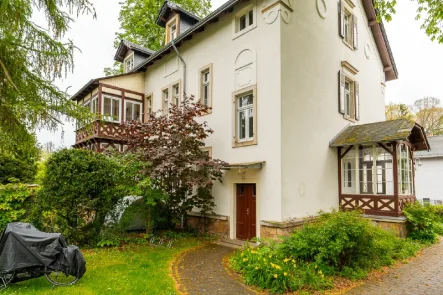 Ansicht Rückseite - Wohnung kaufen in Langebrück - Außergewöhnliche Familienwohnung mit Kamin, EBK, Stellplatz und Garten in Langebrück.