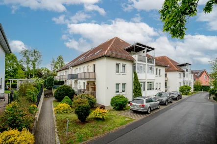 Gebäudeansicht - Wohnung kaufen in Weinböhla - Anleger aufgepasst! Zentrumsnahe und grüne Lage in Weinböhla. Balkon, Wanne und TG-Stellplatz.