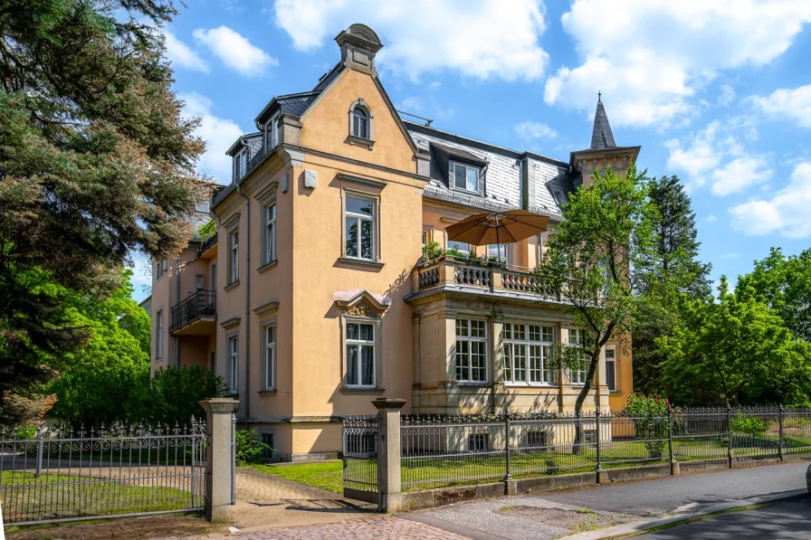 Straßenansicht - Wohnung kaufen in Dresden - Ihr Altersruhesitz in 1A-Lage am "Großen Garten" - Villenwohnung mit Balkon, Parkett, Carport.