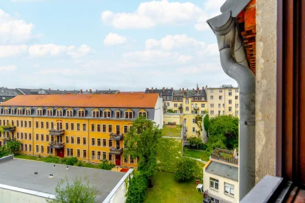 Ausblick Küche - Innenhof - Wohnung kaufen in Dresden - Familienfreundliches, geräumiges Raumwunder im Hechtviertel! Maisonette mit Aufzug im Haus.