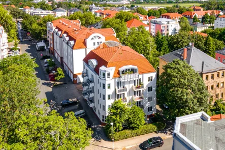 Luftbild Gebäudeansicht - Wohnung kaufen in Dresden - Barrierearme, charmante 2-Raum-ETW mit Aufzug, 2 Balkonen und Tiefgarage in Dresden-West.