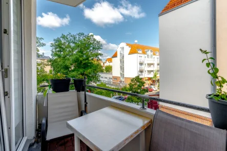 Balkon - Wohnung kaufen in Dresden - Barrierearme 2-R-ETW mit Aufzug, EBK, 2 Balkonen und TG-Einzelstellplatz.