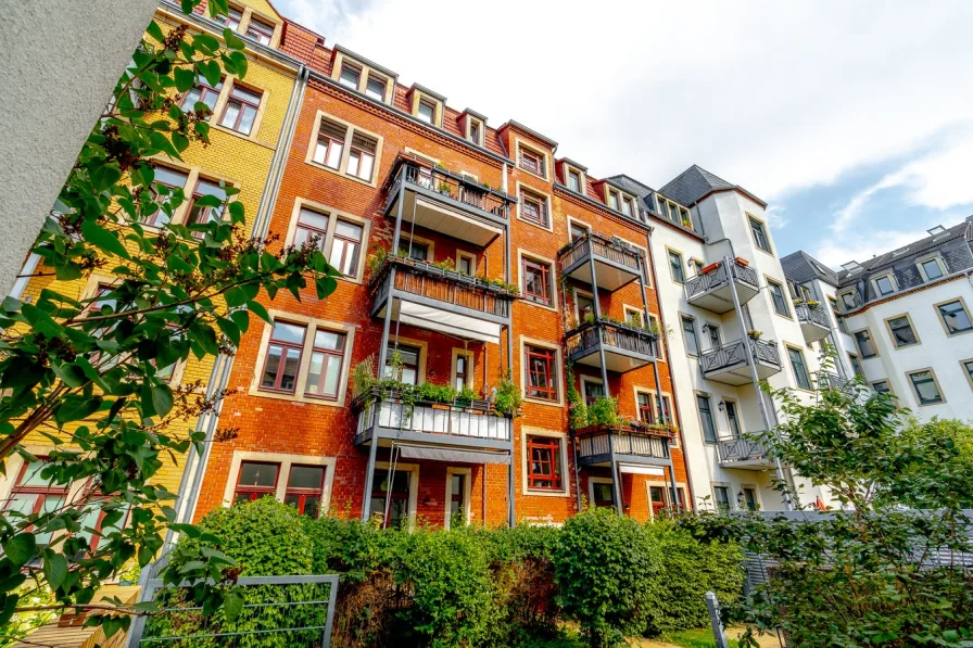 Rückansicht  mit Balkonen - Wohnung kaufen in Dresden - Tolle Balkon-Wohnung im Hechtviertel in Dresden - Ihre Investmentchance im gefragten Kiez!