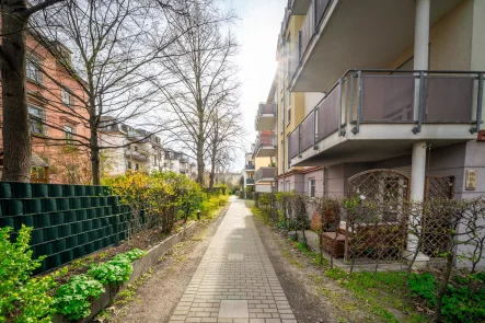 Terrasse und Zugang zum Hinterhof - Wohnung kaufen in Dresden - Top Gelegenheit: 2-Zimmer-Wohnung mit Terrasse und Duplexparker