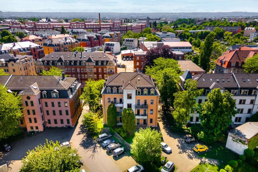 Rückansicht und Stellplätze - Wohnung kaufen in Dresden - Vermietungssicher, nachhaltig, wertstabil, inklusive Stellplatz- Ihre Alternative zum Geld sparen!