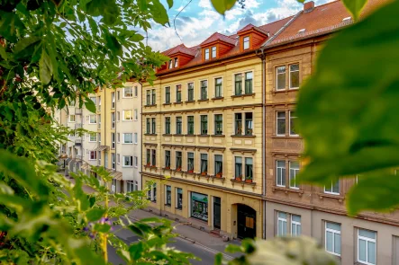 Vorderansicht - Wohnung kaufen in Meißen - Bezugsfrei! Citywohnung mit Balkon-Oase, Blickbeziehung zur Frauenkirche, EBK und Gäste-WC!