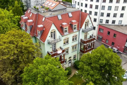 Vorderansicht - Wohnung kaufen in Dresden - Elegantes Altbauflair zwischen Uni-Viertel + Innenstadt! Sanierte 4-Raum-ETW in Jugendstil-Villa!