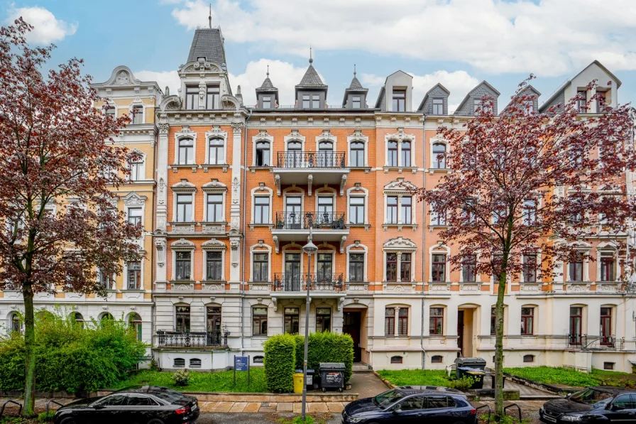 Gebäudeansicht - Wohnung kaufen in Chemnitz - Gründerzeitviertel Kaßberg - charmante ETW mit histor. Kachelofen und Balkon im Jugendstilgebäude.