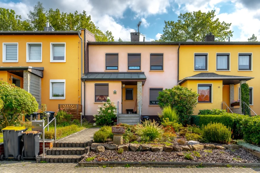 Frontansicht - Haus kaufen in Kurort Berggießhübel - Für Individualisten: Reihenmittelhaus mit viel Platz und toller Waldrandlage in Berggießhübel.