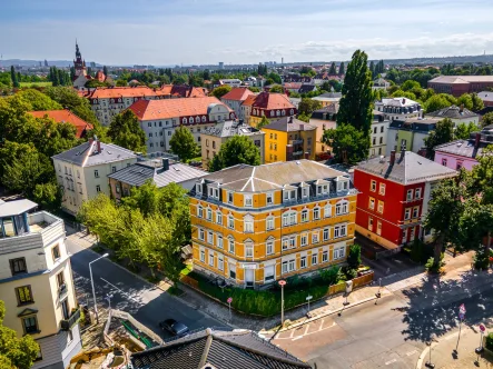 Luftbild Gebäudeansicht - Zinshaus/Renditeobjekt kaufen in Dresden - Vollvermietetes MFH mit großen Balkonen und Stellplätzen. Investment mit Potential in DD-Cotta!