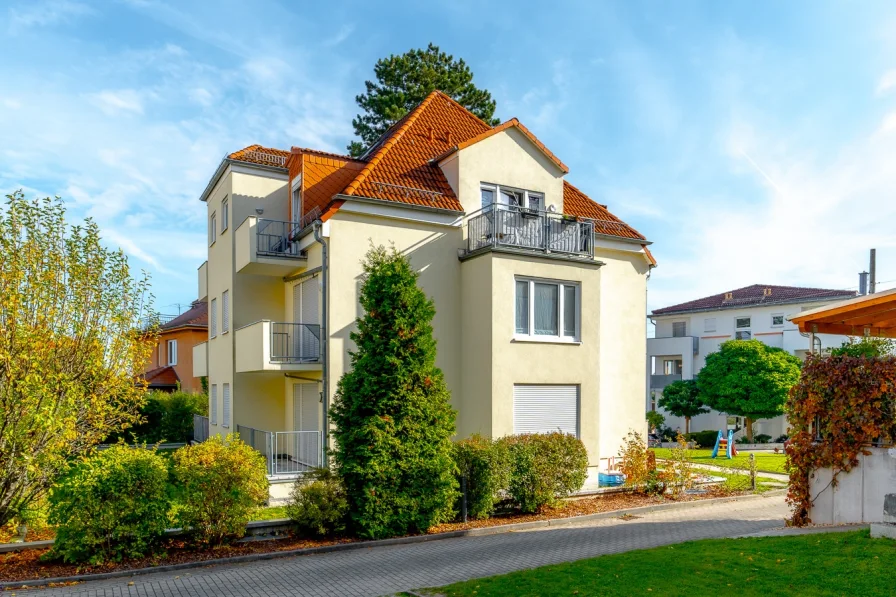 Seitenansicht - West - Wohnung kaufen in Dresden - Ihr neues Zuhause wartet! Moderne 2-Zimmer-Wohnung mit zwei Balkonen und Tiefgaragenstellplatz