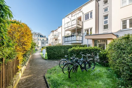 Hauseingang - Wohnung kaufen in Dresden - Erstklassige Lage! TG-Stellplatz, Balkon. Vermietungssicher im Qualitätsneubau aus 1995!