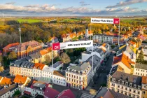 Luftbild _ Blick auf Immobilie und Rathaus-Platz