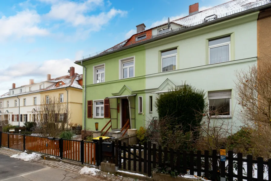 Frontansicht - Haus kaufen in Dresden - Perfekt angebunden, Kosten überschaubar - kleines Reihenmittelhaus zum selbst ausbauen.