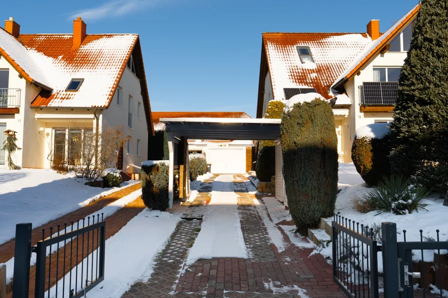 Zufahrt Carport und Garage