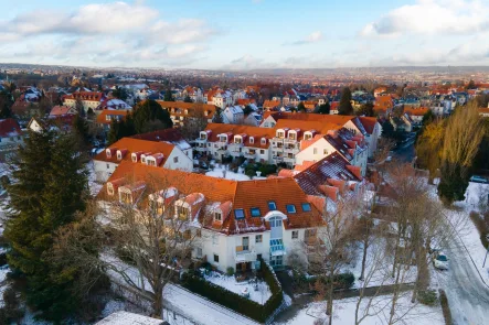 Luftbild Blick zur Wohnanlage - Wohnung kaufen in Dresden - Tolles Einsteiger-Investment! 1-Raum-ETW mit Garten und TG-Stellplatz in Dresdner Höhenlage!