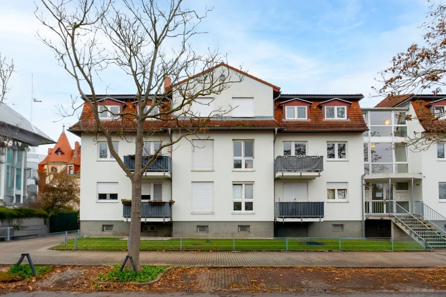 Ansicht linker Gebäudeteil - Wohnung kaufen in Dresden - Kompaktes Singel-Apartment mit EBK und TG-Stellplatz in zukunftssicherer Lage DD-Trachau.