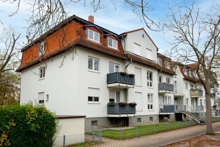 Ansicht linker Gebäudeteil - Wohnung kaufen in Dresden - Tolle Investmentchance im Dresdner Norden für Einsteiger! Mit EBK und TG-Stellplatz.