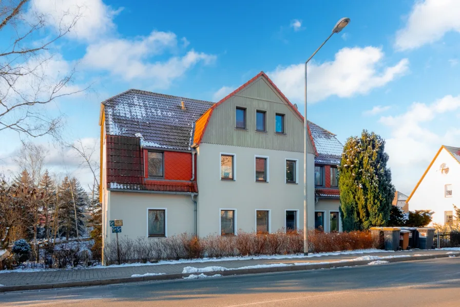 Vorderansicht - Zinshaus/Renditeobjekt kaufen in Freital - Charmantes MFH mit 5 Wohnungen, Balkonen und 6 Stellplätzen in Freital. Rendite steigerbar!