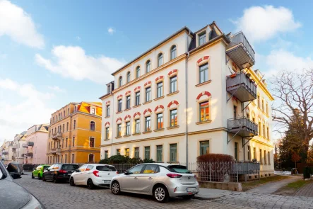 Gebäudeansicht - Wohnung kaufen in Dresden - Perfekt für Eigennutzer und Investoren! DG-Maisonette mit Weitblick. Lift, EBK, Balkon, Stellplatz.