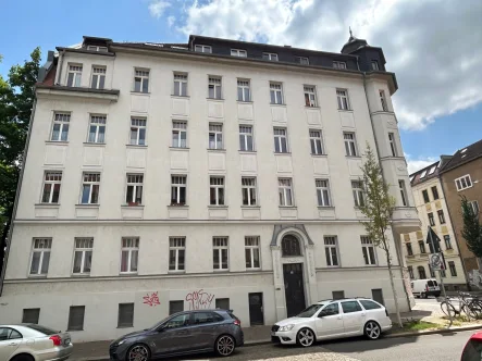 Frontansicht  - Zinshaus/Renditeobjekt kaufen in Leipzig - ATTRAKTIVE DACHGESCHOSSWOHNUNG IM HERZEN VON LEUTZSCH *** VHB ***