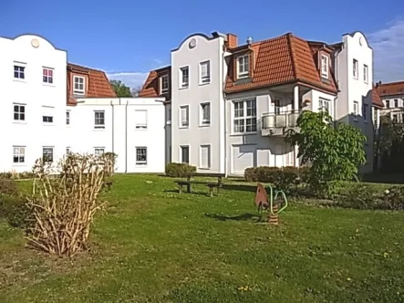 Grünbereich hinter dem Haus - Wohnung mieten in Markranstädt - KLEIN  - FEIN  -  MEIN...? DG-Singel-Wohnung, in Markranstädt, Zentrumsnah.