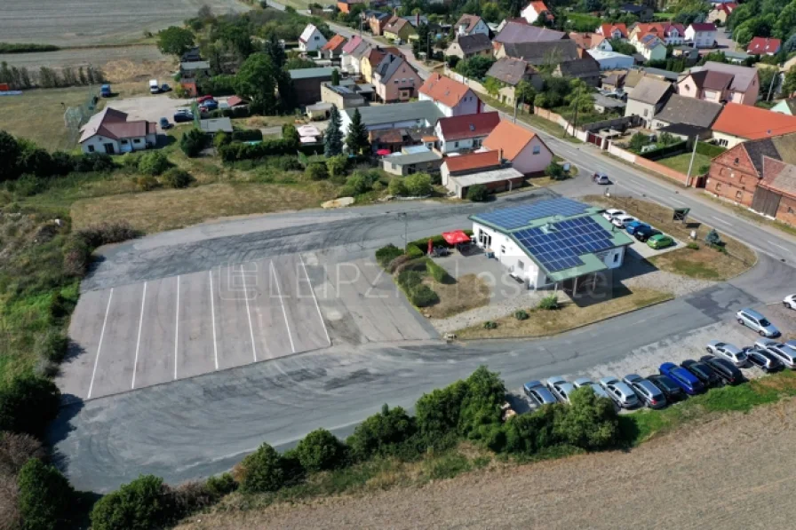 Luftbild Südostansicht (noch ohne Büro/Lager) - Grundstück mieten in Nempitz - asphalt. Freifläche mit kl. Lager u. Büro, zentral im Ballungsraum Halle/Leipzig, nahe BAB9