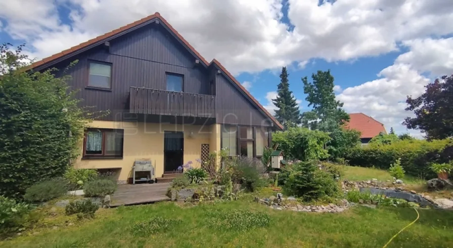 Rückansicht mit Terrasse und Teich - Haus kaufen in Leipzig / Seehausen - Wunderschönes Einfamilienhaus mit viel Grün zum Entspannen und Erholen