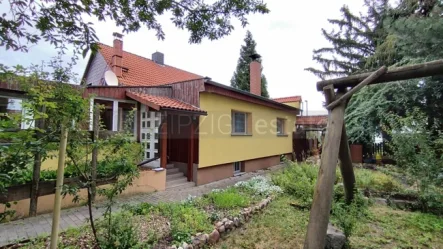 Seitenansicht mit Hauseingang - Haus kaufen in Leipzig / Mockau-Süd - Doppelhaushälfte mit großem Grundstück und separaten Gästehaus, in Leipzig/Mockau