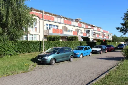 Hausansicht, Westseite - Wohnung mieten in Lützen - großzügige 3-Raum-EG-Wg. mit Terrasse, Bad mit Wanne, Dusche u. Fenster, Pkw-STPL, frei ab 01.11.24